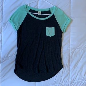 Grey t-Shirt with green sleeves